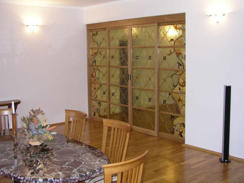 Перегородка для гостиной с цветным стеклом и декоративными вставками Владимир