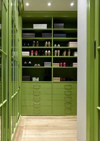 Г-образная гардеробная комната в зеленом цвете Владимир