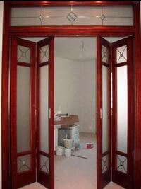 Дверь гармошка с декоративными стеклянными вставками Владимир
